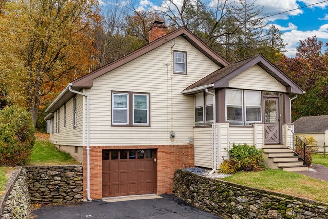 Building Photo - 430 Old Main St