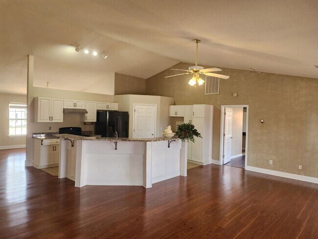 Building Photo - Great Neighborhood!  With a 2 car garage!
