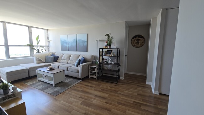 Foto del edificio - 655 W Irving Park Rd