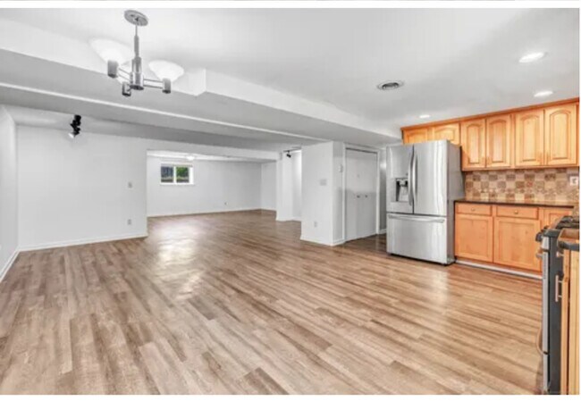 Amplia cocina con espacio para comer - 21 Newton Ln
