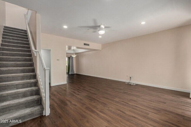 Foto del edificio - 815 E Rose Ln