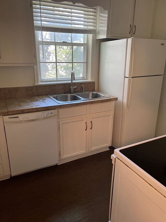 Building Photo - Comfortable Crestwood Cottage