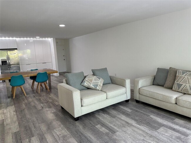 Foto del edificio - 555 NE 123rd St