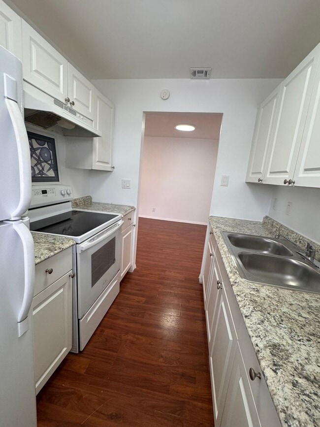 Building Photo - 2 Bed 1 Bath - Spacious w/ Great Natural L...