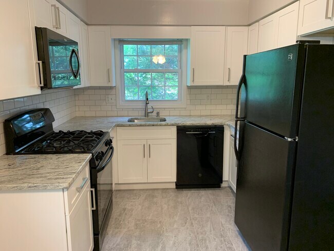 Building Photo - 457 W Clarkstown Rd