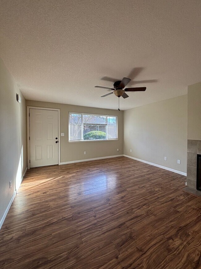 Building Photo - Located in a Desirable Area in Wilsonville 2 Bedroom Unit in a 4 Plex