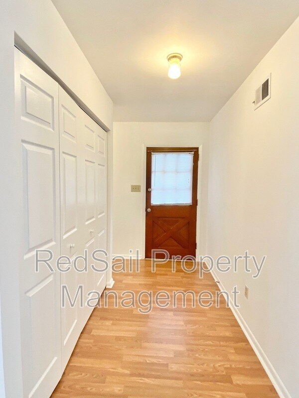 Foto del edificio - 701 Essex Park Dr