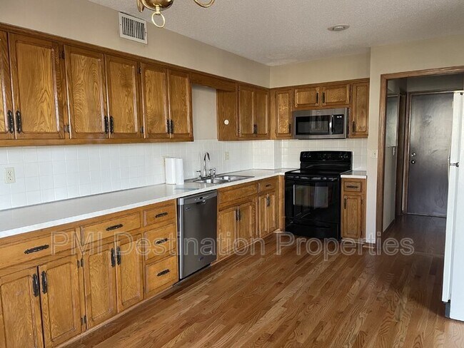 Building Photo - 10632 W 115th St