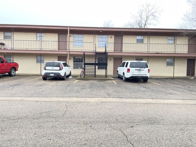 Building Photo - 228 Hold St