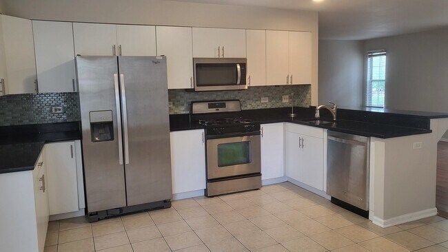 Foto del edificio - 243 Old Oak Ct W