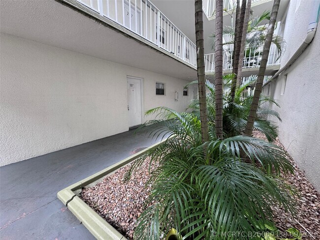 Building Photo - 4205 N University Dr