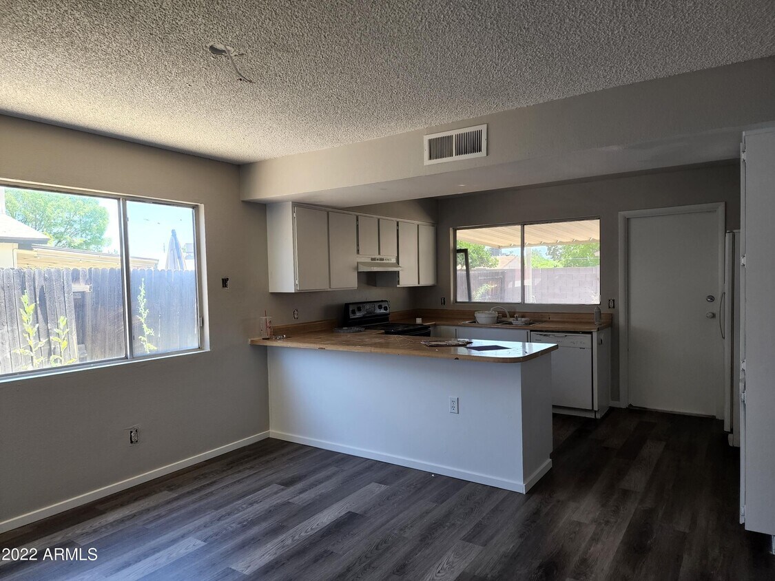 Building Photo - 761 W Posada Ave