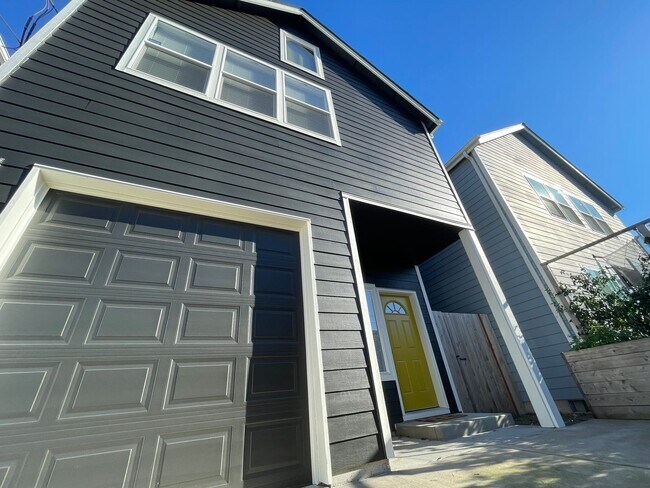 Building Photo - Adorable 3 bed, 1.5 bathroom Home in SE Po...