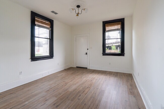 Living - 1732 Allen St