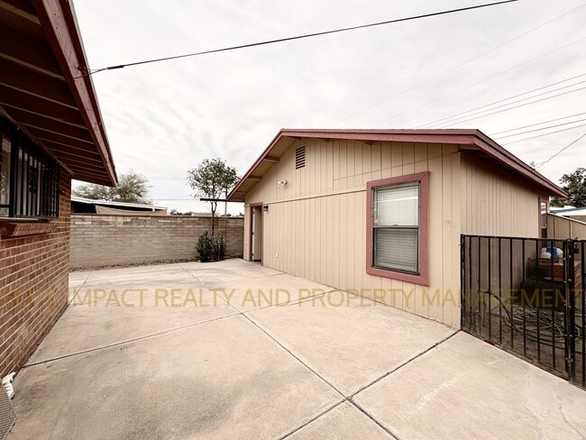 Building Photo - 4650 E Calle Aurora