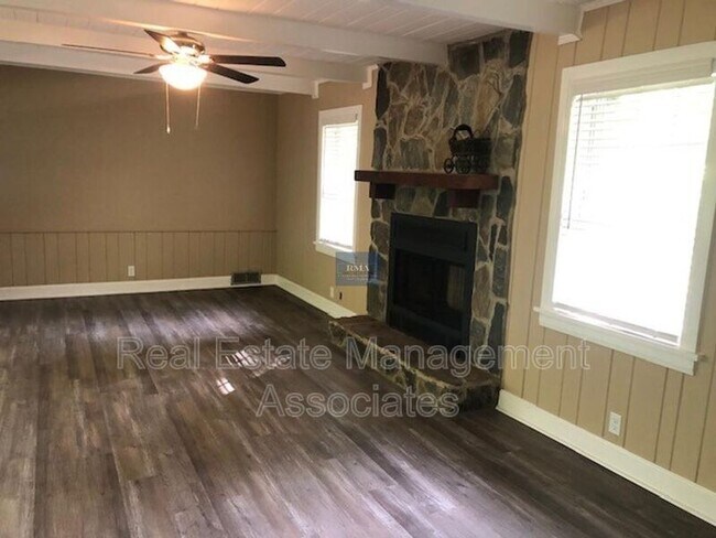 Foto del edificio - 17025 Wildwood Rd