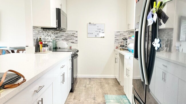 Building Photo - FULLY UPDATED 3 BEDROOM WITH 2 CAR GARAGE ...