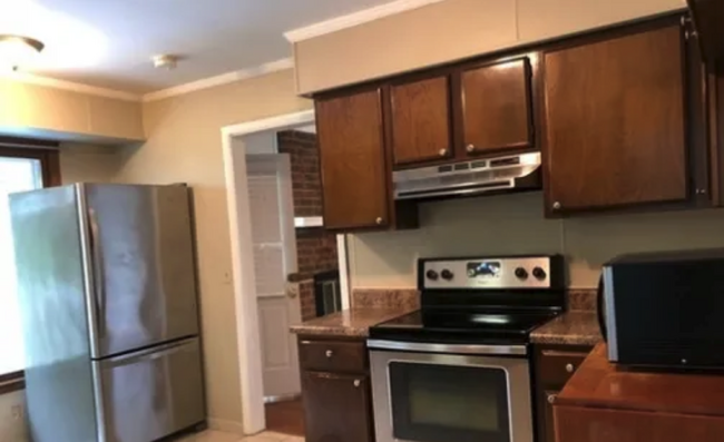 Building Photo - 3 bd/2 bth w/huge bonus room. Fenced yard