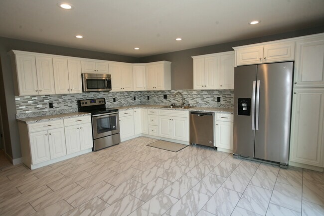 Building Photo - 2 bed 1 bath Duplex-Savannah Schools!