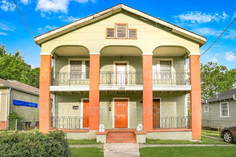 Primary Photo - 1225 Odeon St