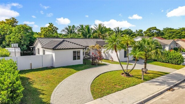 Foto del edificio - 5874 NW 199th St