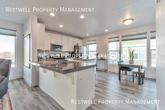 Foto del edificio - **$250 OFF 1ST MONTH'S RENT** - Stunning 3...