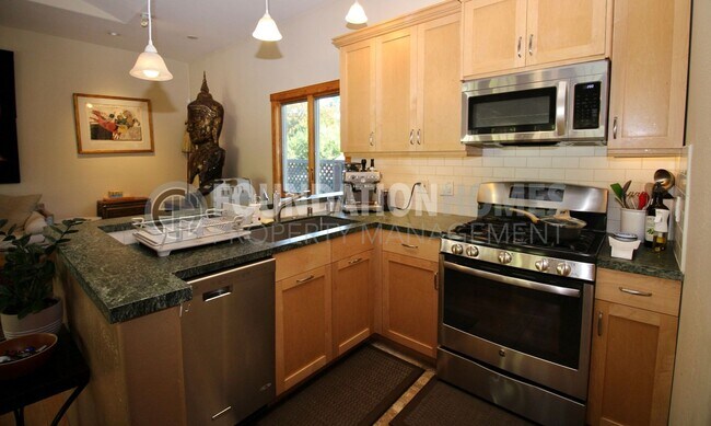 Foto del edificio - FURNISHED - Enjoy this little piece of par...