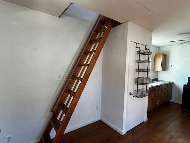 Foto del edificio - **Price Reduction** Spacious Studio w/ Large Upstairs Loft