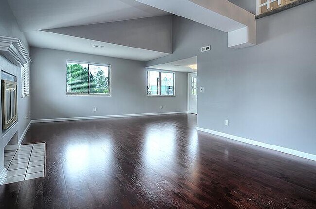 Building Photo - Amazing 2BR, 2BTH Close to Downtown/Tech C...