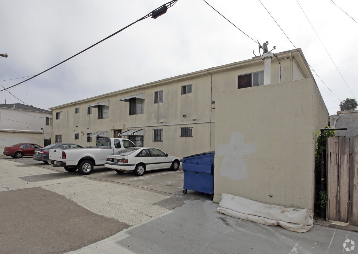 Parking - 4004-4020 Utah St