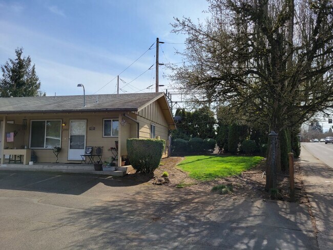 Foto del edificio - Rent Special: 1/2 Off February - Ground Level 2 Bed 1 Bath W/ Air Conditioning