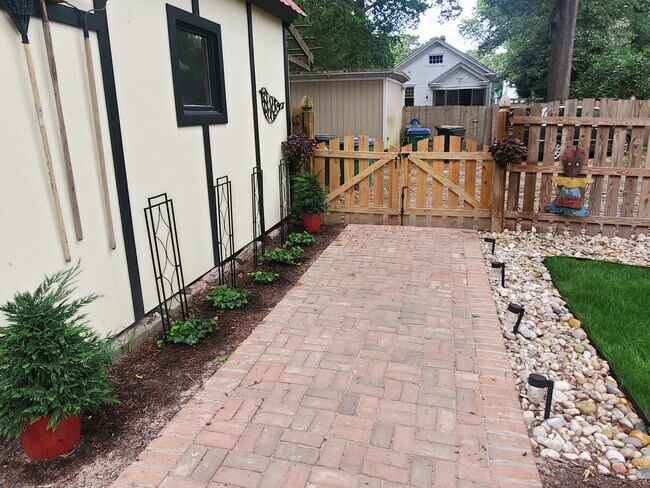 Pasarela desde el área de estacionamiento - 1018 W 45th St