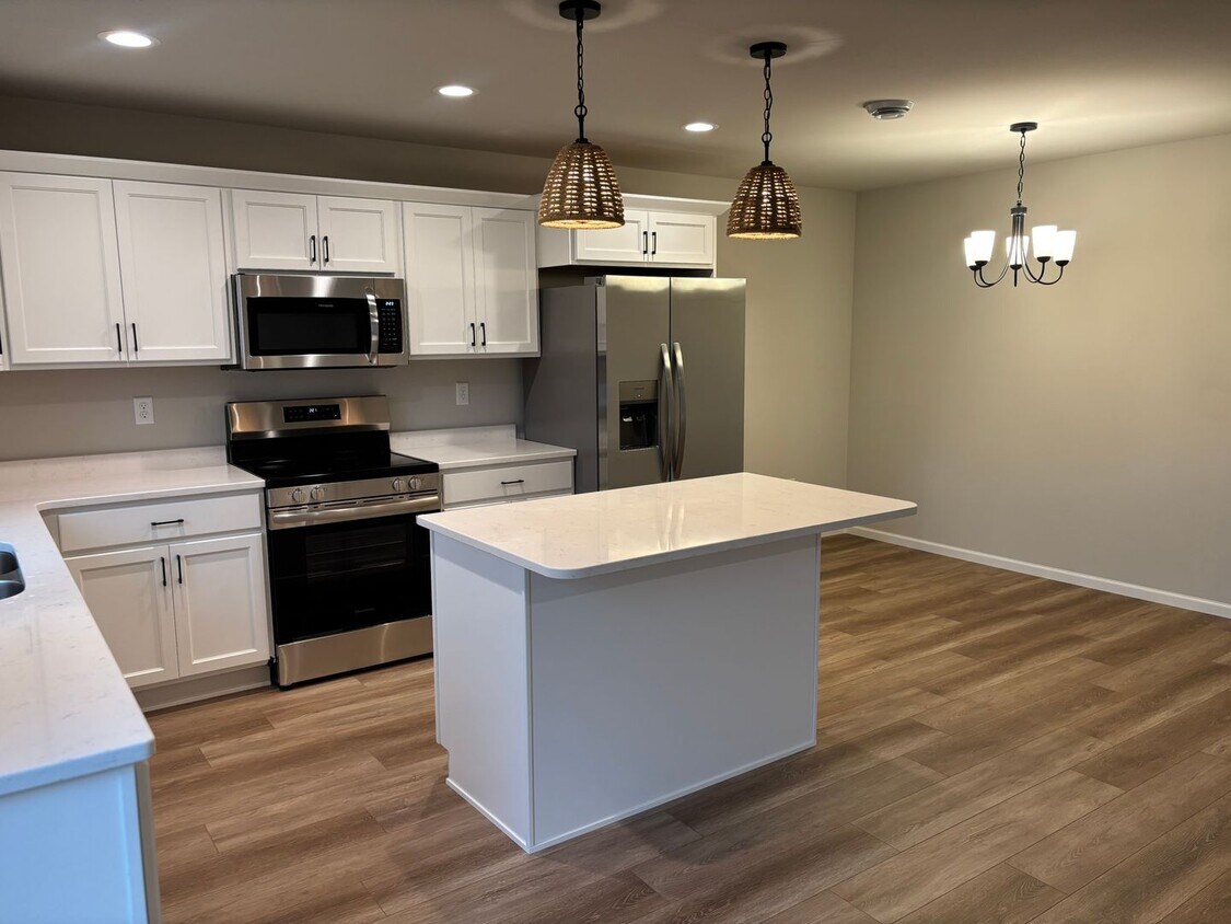 Primary Photo - Spacious & Stylish 3-Bed Home with Modern ...