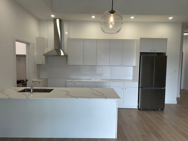Building Photo - SPECIAL OFFER: Parking & Washer/Dryer INCL...