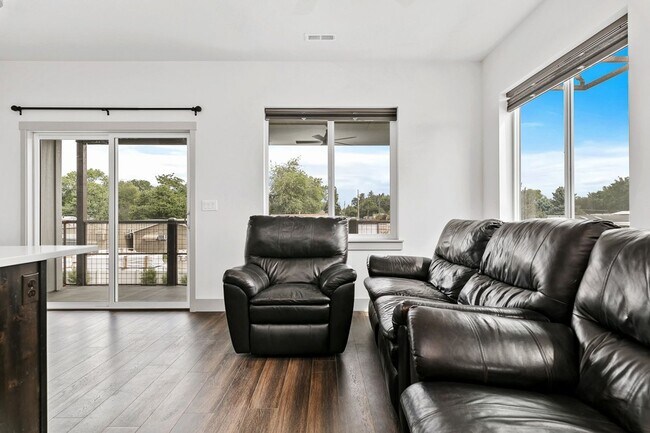 Building Photo - Urban 3 Story Custom Built Home _ Pet Frie...
