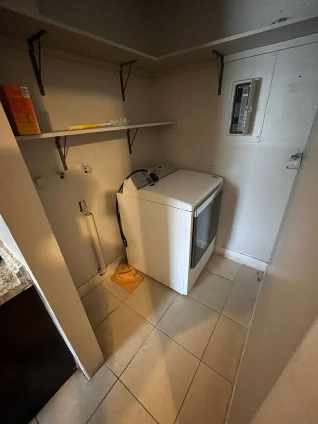 Foto del edificio - No HOA Fees!  Great location 4 bedroom house in Boca Raton!  Free Internet!