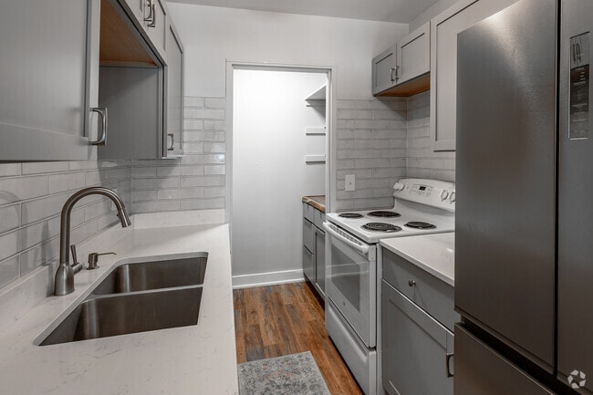 2 habitaciones, 1 baño - 900 pies cuadrados - Cocina - 409 University Ave SE