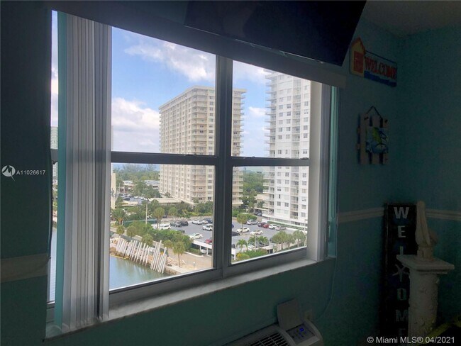 Building Photo - 400 Kings Point Dr