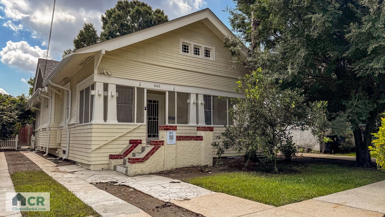University Area 5bd/3ba With Private Backy... - University Area 5bd/3ba With Private Backy...