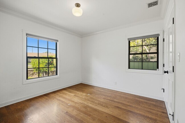 Foto del edificio - Beautiful Two-Story Burbank Home with Pool, Hardwood Floors & Guest House