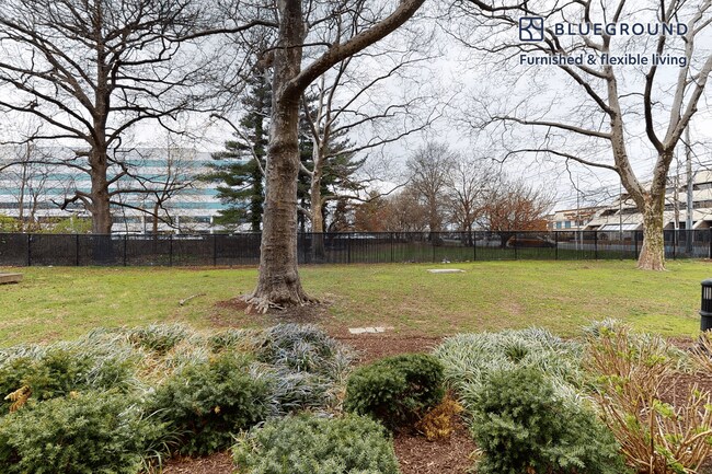 Foto del edificio - 998 Stewart Ave