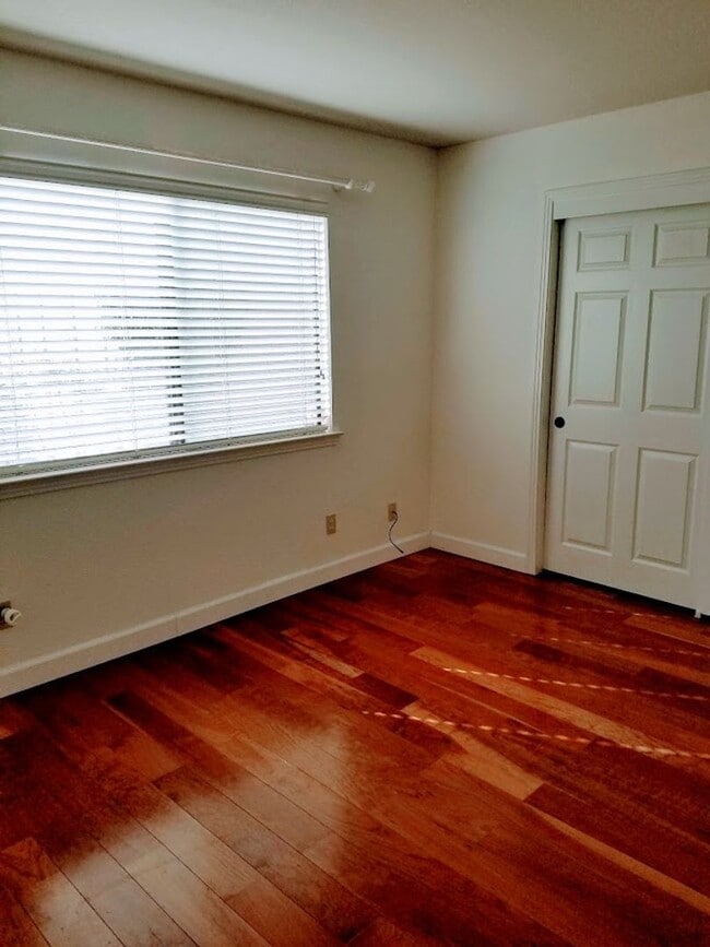 Building Photo - Charming AG single level home with warm Sp...