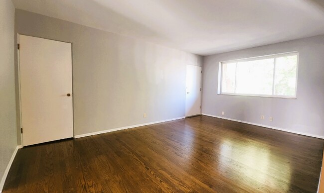 Foto del edificio - 7874 Big Bend Blvd