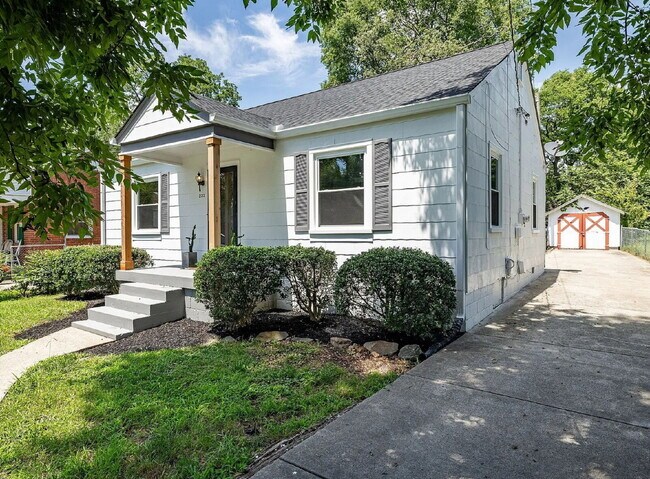 Foto del edificio - Vintage Charm, Modern Comfort & a Fully Fenced Backyard in Madison