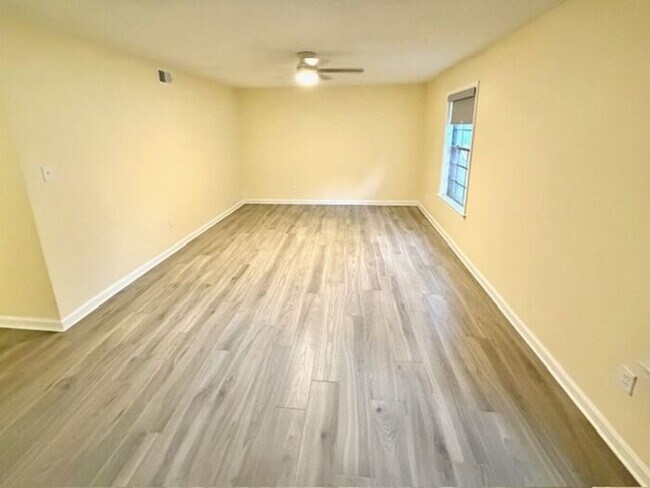 Foto del edificio - Now Leasing a 3-bedroom 2.5 bath Condo/Townhome