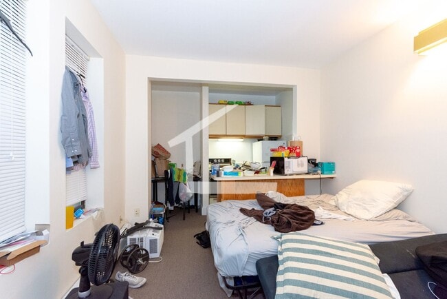 Building Photo - KENMORE - 3 Bedroom Apt - 9/1/2026