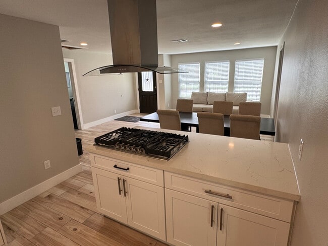 Photo - 329 E 25th St House