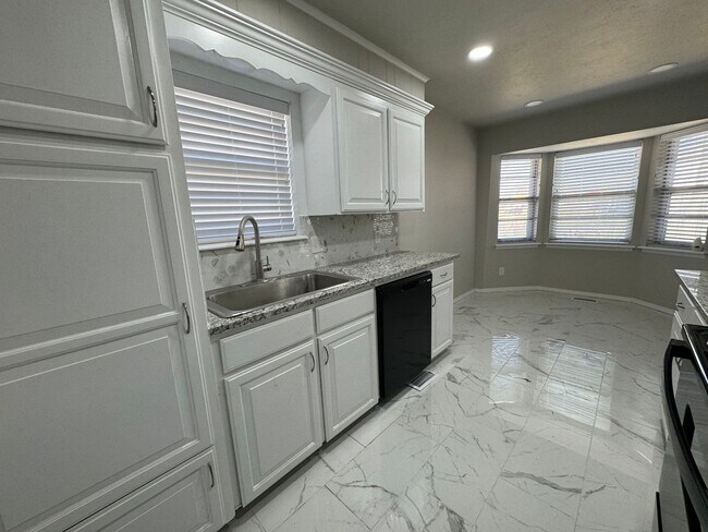 Building Photo - Gorgeous 4 bedroom 2 bathroom home in Broken Arrow