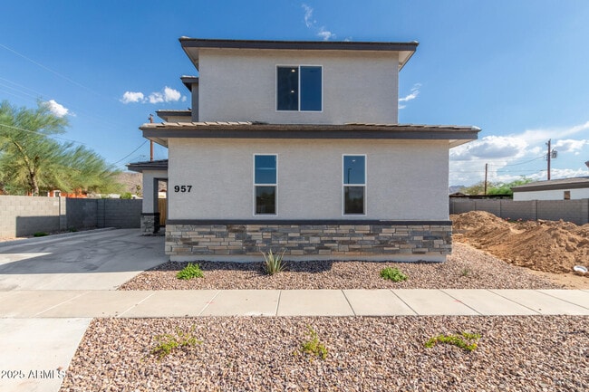 Building Photo - 957 E Desert Dr