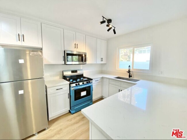 Building Photo - 3824 Keystone Avenue Unit 2